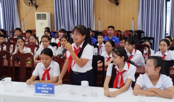 Các em thiếu nhi phát biểu tại buổi đối thoại.