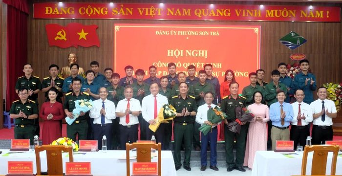 Các đại biểu tham dự chụp hình lưu niệm