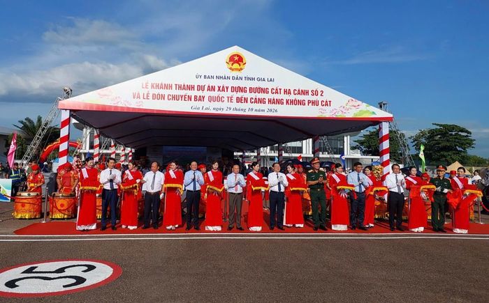 Cắt băng khánh thành