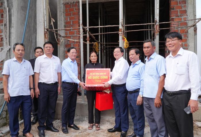 Phó Thủ tướng Hồ Quốc Dũng tặng quà cho hộ gia đình chính sách xây dựng nhà ở tại khu tái định cư