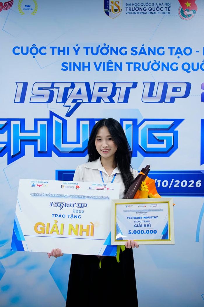 Nguyễn Minh Huyền nhận giải Nhì tại cuộc thi Ý tưởng sáng tạo – khởi nghiệp, trường Quốc tế, ĐHQG Hà Nội.