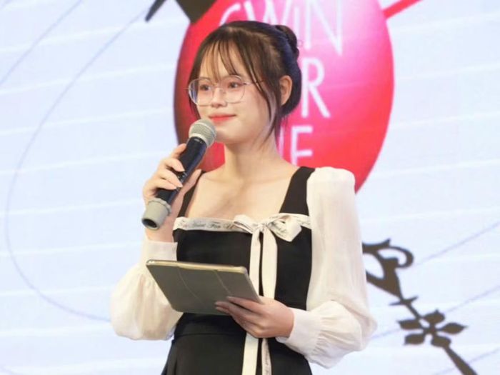 Thùy Linh đảm nhận vai trò MC tại một sự kiện và vận dụng những kỹ năng đã rèn luyện vào công việc thực tế.