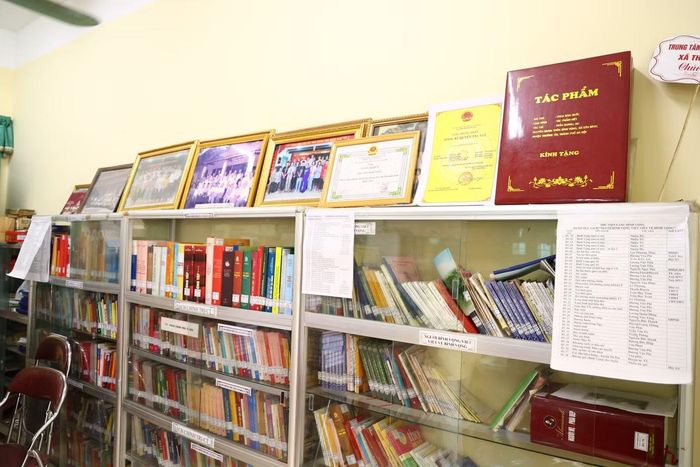 Những bằng khen và hình ảnh lưu niệm ghi lại quá trình hoạt động của Thư viện làng Bình Vọng qua các năm.