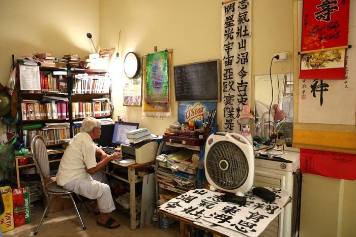 Góc làm việc của nhà giáo Dương Văn Phi tại nhà riêng.