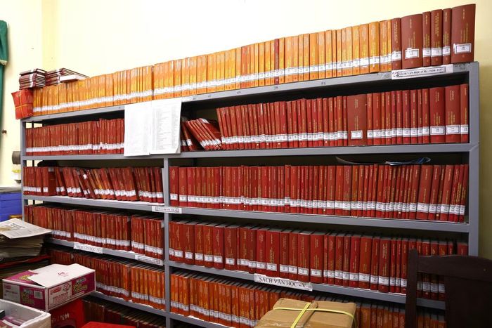 Một trong những tủ sách văn học tại Thư viện làng Bình Vọng.