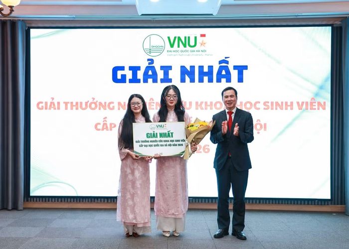 PGS. TS Bùi Thế Duy - Giám đốc ĐHQG Hà Nội, trao giải Nhất Giải thưởng Nghiên cứu khoa học sinh viên cấp VNU cho Thảo Linh (ngoài cùng, bên trái) cùng nhóm tác giả.