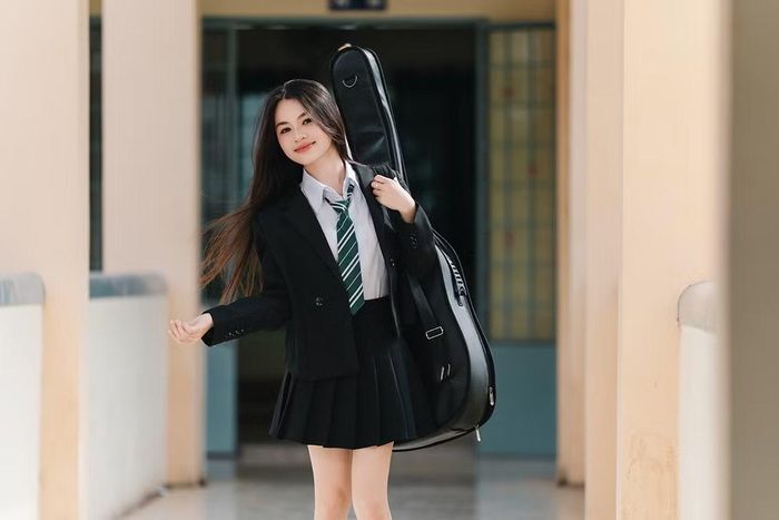 Bên cạnh công việc học, Minh Vy còn là người mẫu ảnh tự do, đồng thời thử sức ở vị trí US Content & Traffic Specialist trong thời gian rảnh.