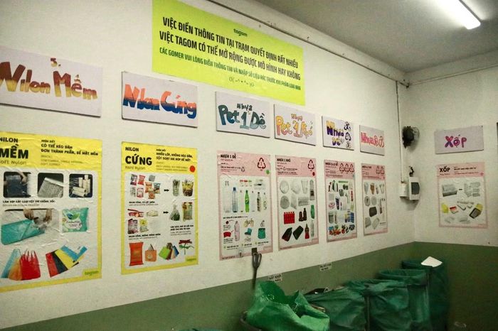 Các thùng phân loại kèm biển chỉ dẫn theo từng nhóm vật liệu.