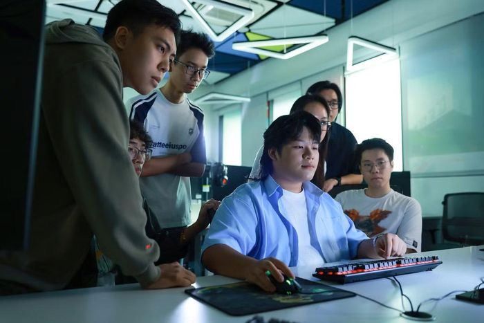 Tùng (áo xanh) cùng những người bạn thành lập studio game độc lập Tiny Tiger với mong muốn tự phát triển các sản phẩm trò chơi điện tử.
