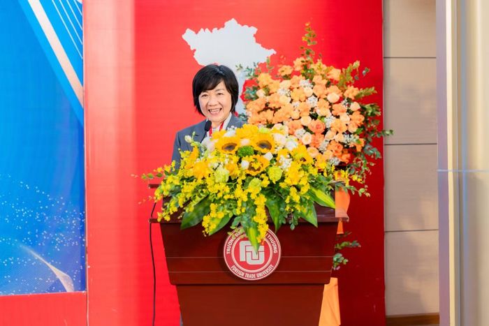 PGS. TS Nguyễn Minh Hằng - Phó Hiệu trưởng trường ĐH Ngoại thương phát biểu khởi đầu phiên buổi chiều.