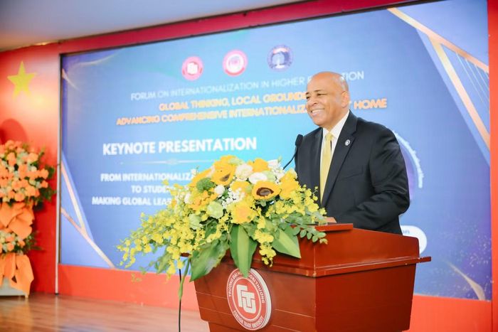 TS. Ronald S. Rochon - Hiệu trưởng ĐH Bang California, Fullerton phát biểu dẫn đề.