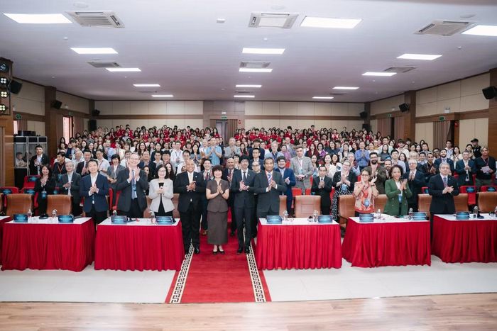 Các đại biểu tham dự “Diễn đàn Quốc tế hóa Giáo dục Đại học lần thứ 8” do trường ĐH Ngoại thương phối hợp với ĐH Bang California, Fullerton tổ chức.