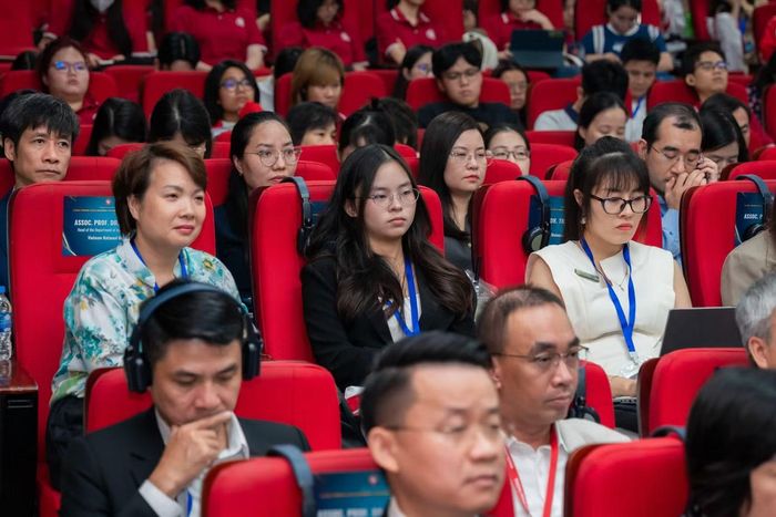 Các đại biểu theo dõi nội dung trao đổi tại FIHE 8.