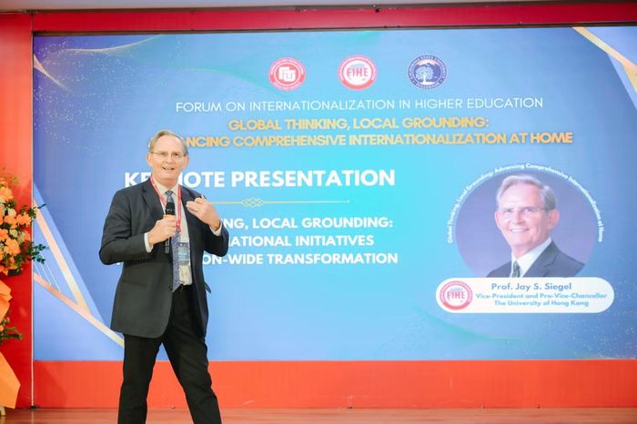 GS. Jay S. Siegel - Phó Hiệu trưởng ĐH Hồng Kông phát biểu dẫn đề.