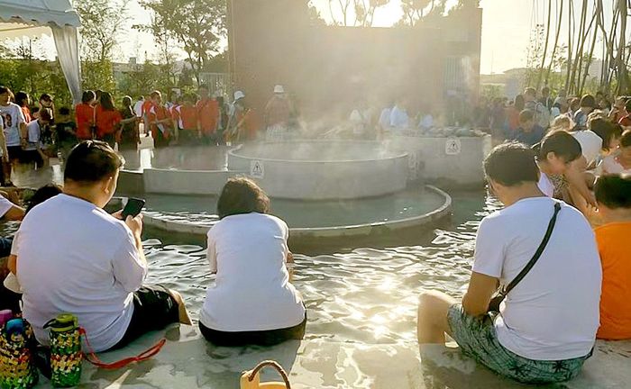 Du khách ngâm chân tại Công viên Suối nước nóng Sembawang, Singapore. Ảnh: CNA