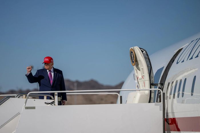 Tổng thống Mỹ Donald Trump chuẩn bị lên chuyên cơ Air Force One tại sân bay quốc tế Missoula, bang Montana, ngày 14-10. Ảnh: NHÀ TRẮNG/MOLLY RILEY