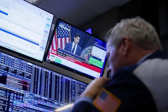Các nhà giao dịch theo dõi diễn biến thị trường tại Sàn giao dịch chứng khoán New York (NYSE) trong lúc Chủ tịch FED Kevin Warsh họp báo sau quyết định lãi suất. Ảnh: BLOOMBERG