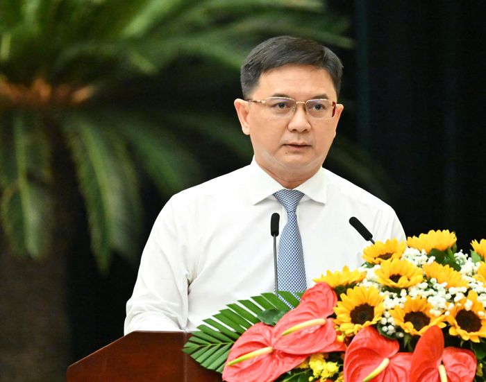 Phó Chủ tịch UBND TPHCM Nguyễn Mạnh Cường trình bày tờ trình tại kỳ họp. Ảnh: VIỆT DŨNG