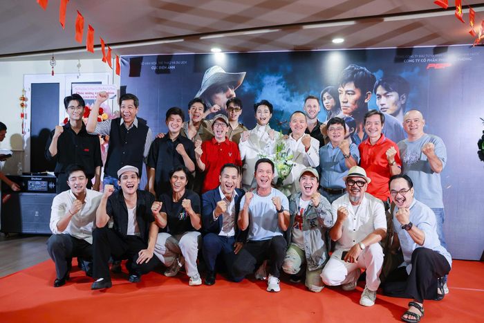 Ê-kíp đoàn phim tại buổi công chiếu phim. Ảnh: ĐPCC