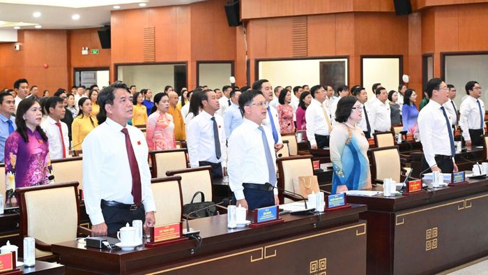 Các đại biểu thực hiện nghi thức chào cờ. Ảnh: VIỆT DŨNG