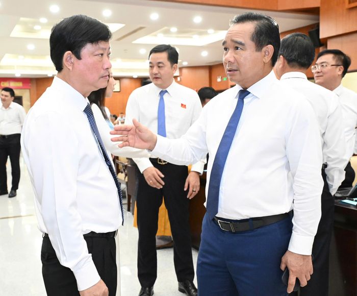 Chủ tịch UBND TPHCM Nguyễn Văn Được và Chủ tịch HĐND TPHCM Võ Văn Minh trao đổi trước giờ khai mạc kỳ họp. Ảnh: VIỆT DŨNG