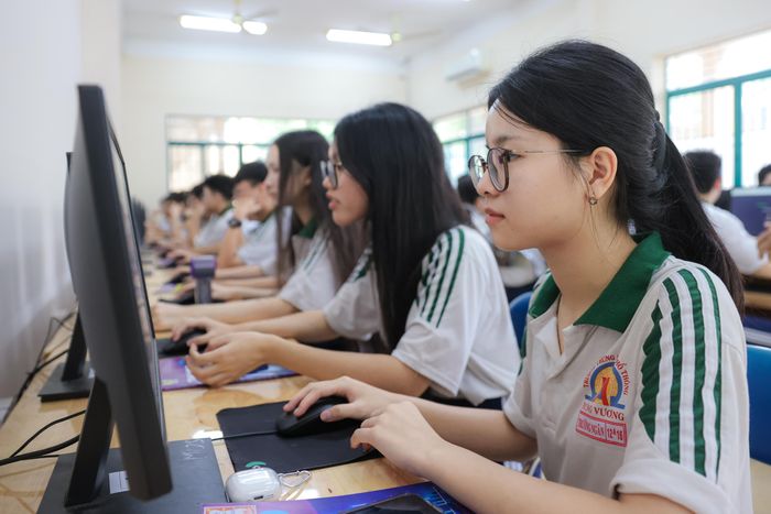  Học sinh trong giờ Tin học tại Trường THPT Hùng Vương, phường Chợ Lớn, TPHCM. Ảnh: HOÀNG TRIỀU 