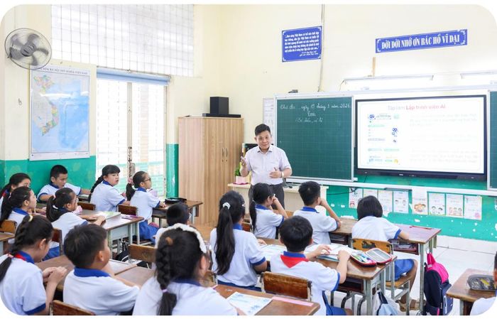  Học sinh trong tiết Toán lớp 4 Trường Tiểu học Trần Hưng Đạo (Phường Cầu Ông Lãnh, TPHCM). Ảnh: HOÀNG TRIỀU 