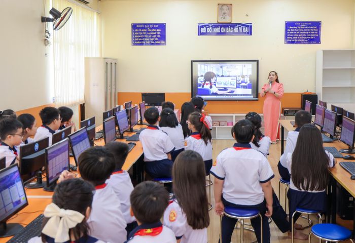  Học sinh lớp 5, Trường Tiểu học Nguyễn Bỉnh Khiêm trong giờ Tin học. Ảnh: HOÀNG TRIỀU 