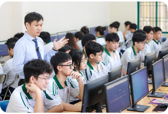  Học sinh trong giờ Tin học tại Trường THPT Hùng Vương, phường Chợ Lớn, TPHCM. Ảnh: HOÀNG TRIỀU 