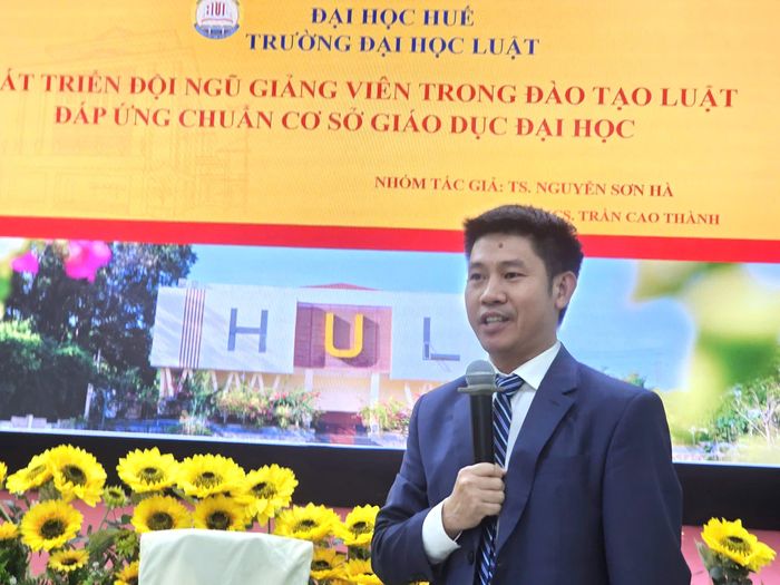  TS Nguyễn Sơn Hà trình bày tham luận. 