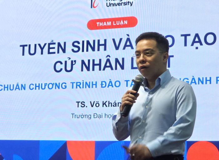  TS Võ Khánh Linh trình bày tham luận. 