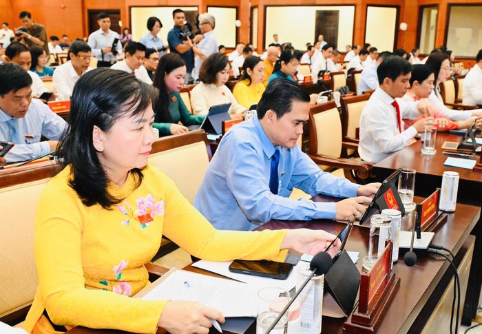 Đại biểu biểu quyết thông qua danh mục các tờ trình được trình tại kỳ họp. Ảnh: VIỆT DŨNG