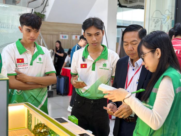 Khách tham quan các gian hàng tại Techmart chuyên ngành 2026