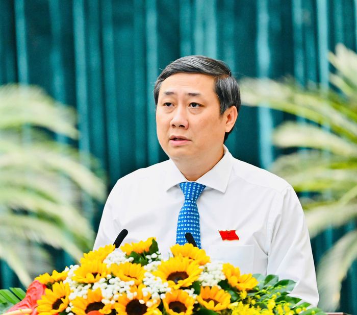  Đồng chí Nguyễn Công Danh, Trưởng Ban Kinh tế - Ngân sách HĐND TPHCM, trình bày báo cáo thẩm tra các tờ trình thuộc lĩnh vực phụ trách. Ảnh: VIỆT DŨNG 