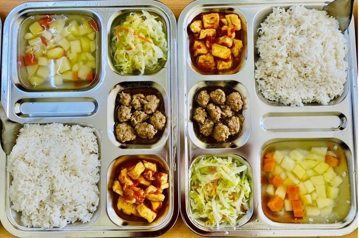  Suất ăn học đường tại một trường học. Ảnh: THÙY GIANG 