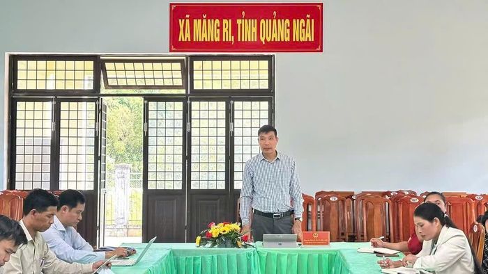 Ông Phạm Xuân Quang, Chủ tịch UBND xã Măng Ri, chủ trì cuộc họp về tổ chức lễ hội sâm