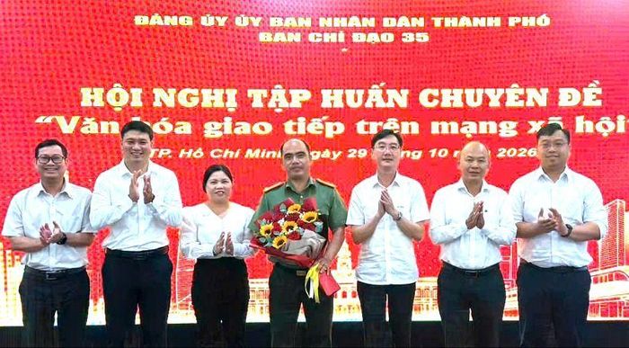 Lãnh đạo Đảng ủy UBND TPHCM tặng hoa báo cáo viên