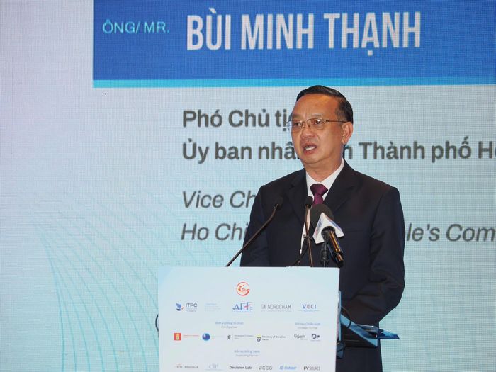 Phó Chủ tịch UBND TPHCM Bùi Minh Thạnh phát biểu tại diễn đàn. Ảnh: HÙNG TRIỀU