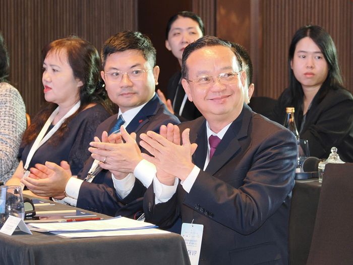 Phó Chủ tịch UBND TPHCM Bùi Minh Thạnh cùng các đại biểu tham dự diễn đàn. Ảnh: HÙNG TRIỀU