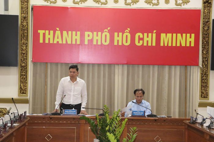 Phó Chủ tịch UBND TPHCM Hoàng Nguyên Dinh báo cáo tại buổi làm việc. Ảnh: TH