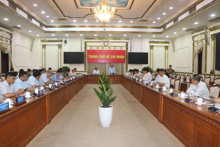 Đoàn công tác Bộ Xây dựng tại buổi làm việc với UBND TPHCM. Ảnh: TH