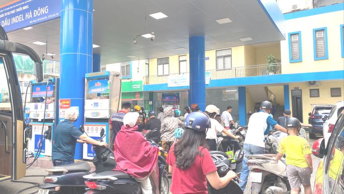 Xăng E10RON95-III có giá mới là 25.734 đồng/lít. Ảnh: PHÚC HẬU