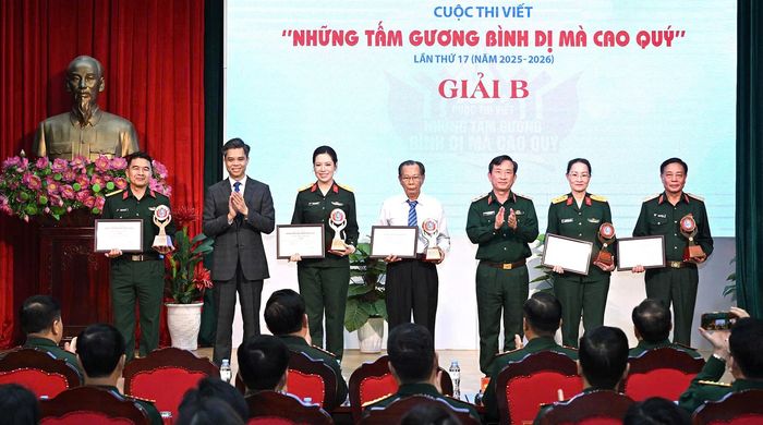  Các tác giả, nhóm tác giả và nhân vật nhận giải B. Ảnh: TRỌNG HẢI 