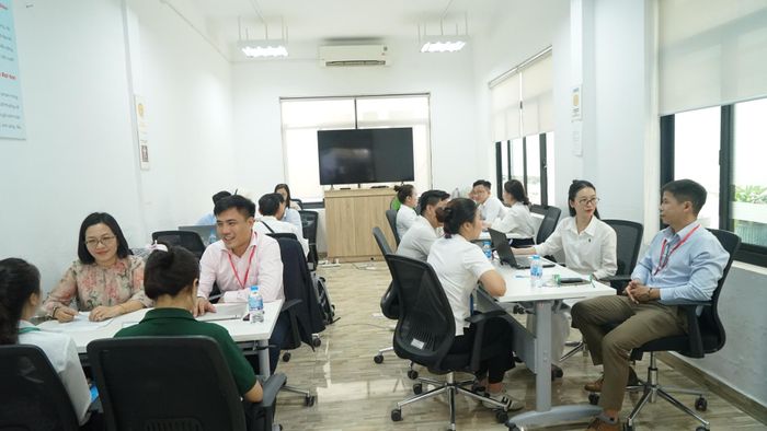  Khu vực tư vấn cho doanh nghiệp SME về công nghệ sản xuất thông minh, tự động hóa. Ảnh: DUY TRẦN 