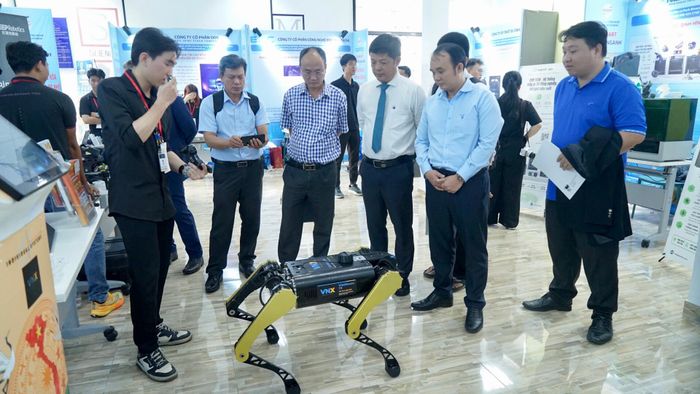  Nhiều doanh nghiệp giới thiệu giải pháp công nghệ tại Techmart. Ảnh: DUY TRẦN 