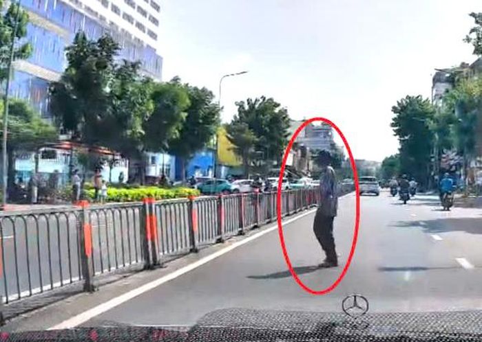  Hành vi sang đường không đúng quy định và leo qua dải phân cách có thể bị xử phạt đến 250.000 đồng. Ảnh: Công an TPHCM 