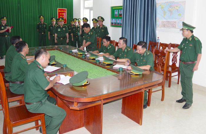  Thiếu tướng Nguyễn Văn Thiện và đoàn công tác theo dõi các bước xử lý tình huống của Ban Chỉ huy Đồn Biên phòng Phước Tỉnh 