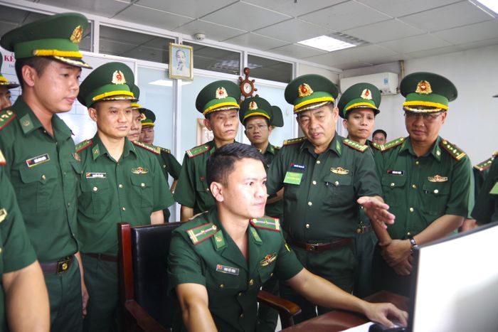  Đoàn kiểm tra công tác cải cách thủ tục hành chính tại Trạm Biên phòng cửa khẩu cảng Nhà Rồng 