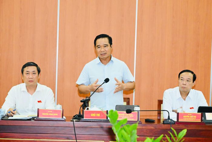 Chủ tịch UBND TPHCM Nguyễn Văn Được trao đổi cùng đại biểu tại phiên họp, chiều 29-10-2026. Ảnh: VIỆT DŨNG