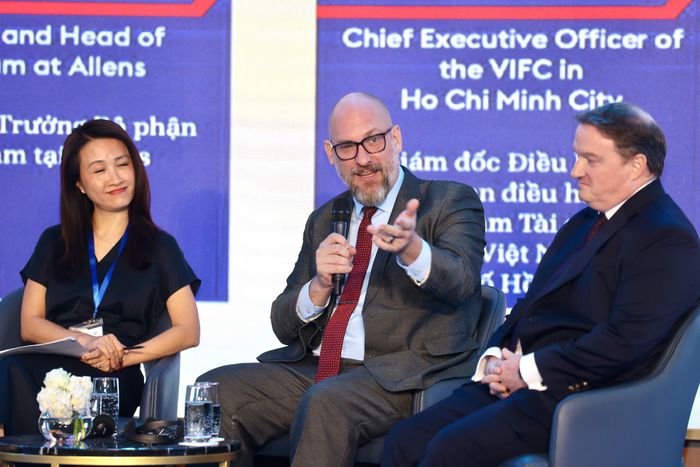  Ông Richard D. McClellan, Giám đốc điều hành Trung tâm Tài chính quốc tế Việt Nam tại TPHCM ﻿tham gia thảo luận. Ảnh: HÙNG TRIỀU 